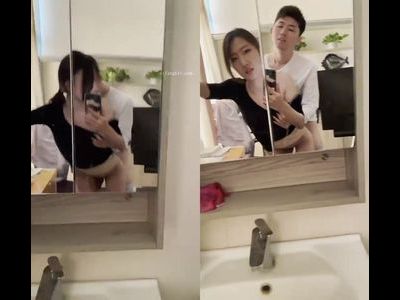 Cầm điện thoại quay video doggy sướng trước gương