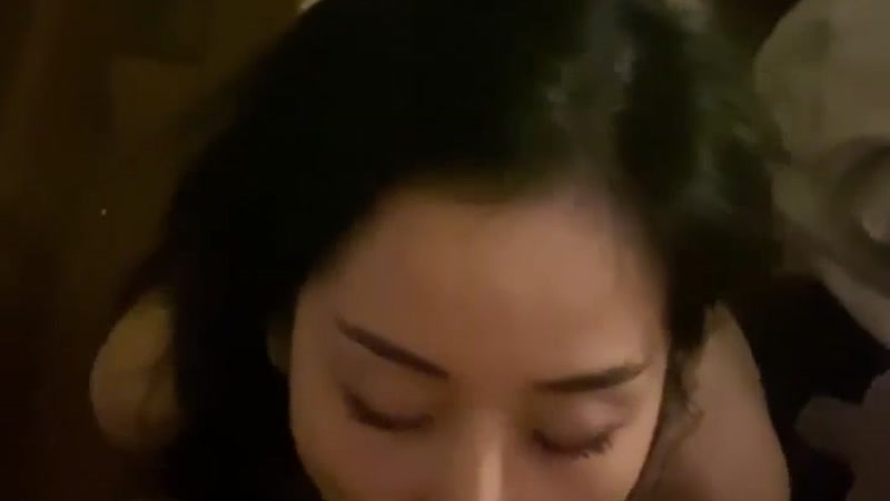Cô em chân dài thổi bú cu cho trai dâm quá